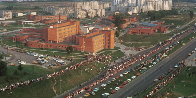 Zwei Millionen Esten, Letten und Litauer reihten sich 1989 in die Menschenkette «Baltischer Weg» ein. (Archivbild) - Foto: A. Sabaliauskas/Tass/dpa