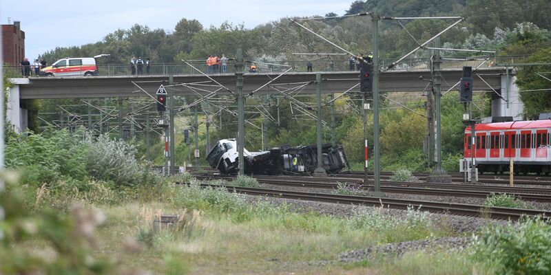 An einem Bahnhof in Kerpen westlich von Köln ist ein Lastwagen von einer Brücke auf Gleise gestürzt. - Foto: Vincent Kempf/dpa