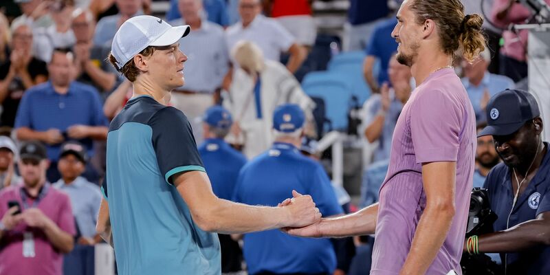 Alexander Zverev (r) spricht erstmals über die positiven Dopingtests von Jannik Sinner. Zuletzt musste der Deutsche sich seinem Kontrahenten im Halbfinale von Cincinnati geschlagen geben. - Foto: Scott Stuart/ZUMA Press Wire/dpa