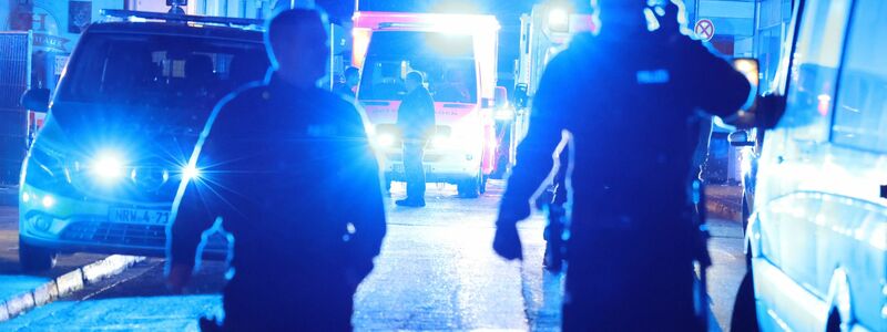 Polizei und Rettungswagen stehen in der Nähe des Einsatzortes beim Solinger Stadtfest.  - Foto: Gianni Gattus/dpa