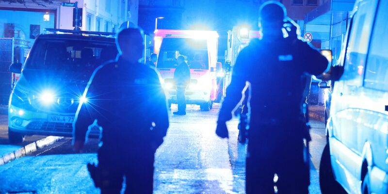 Polizei und Rettungswagen stehen in der Nähe des Einsatzortes. - Foto: Gianni Gattus/dpa