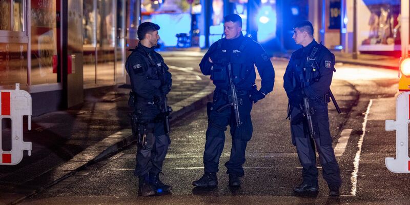 Einsatzkräfte der Polizei sichern die Solinger Innenstadt. - Foto: Thomas Banneyer/dpa