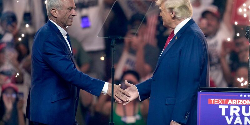 Donald Trump empfängt Robert F. Kennedy im Wahlkampf mit offenen Armen. - Foto: Ross D. Franklin/AP
