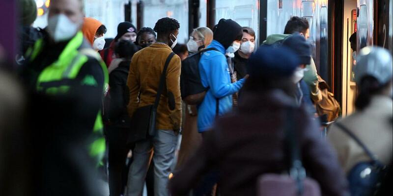 Menschen mit Maske (Archiv) - Foto: über dts Nachrichtenagentur