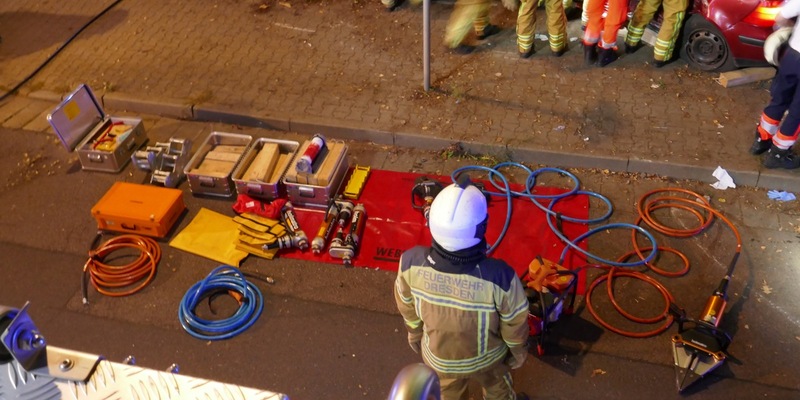 FW Dresden: Mehrere Brände und ein schwerer Verkehrsunfall in der Nacht zum 24. August 2024 - Foto: presseportal.de