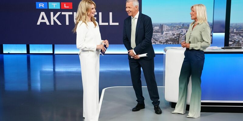 Lena Kuhlmann von Guinness World Records überreicht Peter Kloeppel und Ulrike von der Groeben die Auszeichnung als «Longest Serving National News Anchor Duo». Seit dem 6. April 1992 haben Kloeppel und von der Groeben insgesamt 4.580 Sendungen gemeinsam moderiert. - Foto: ---/RTL/dpa