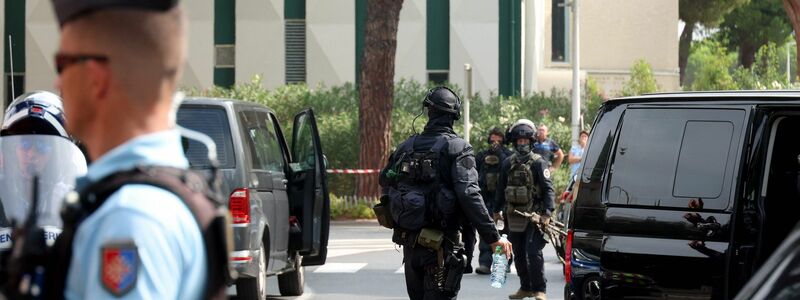 Ein Polizist wurde bei der Explosion leicht verletzt. (Archivbild) - Foto: Pascal Guyot/AFP/dpa