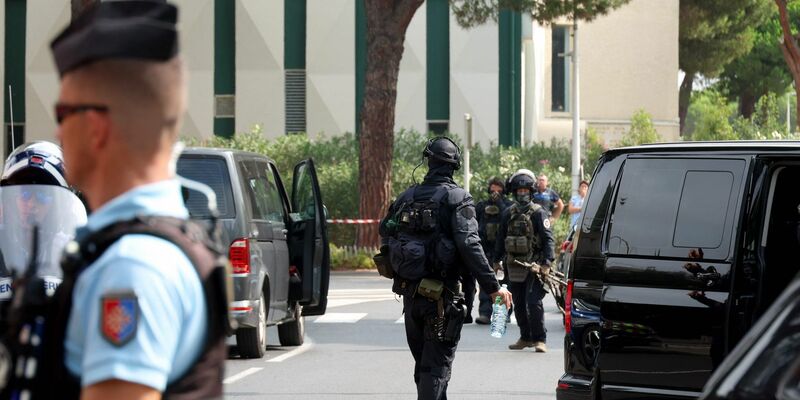 Ein Polizist wurde bei der Explosion leicht verletzt. (Archivbild) - Foto: Pascal Guyot/AFP/dpa