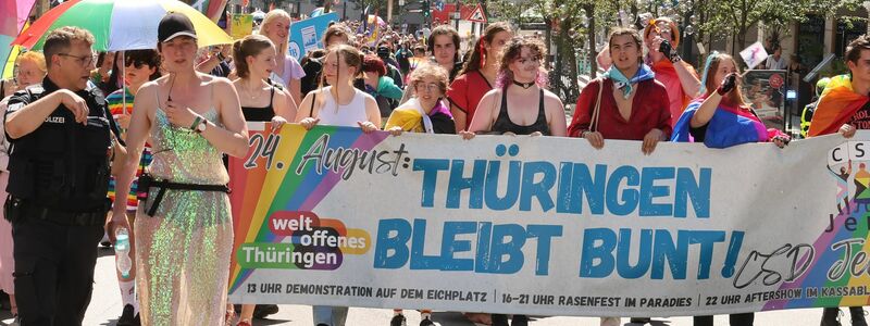 Unter dem Motto «Thüringen bleibt bunt!» gingen viele Menschen beim CSD auf die Straße. - Foto: Bodo Schackow/dpa