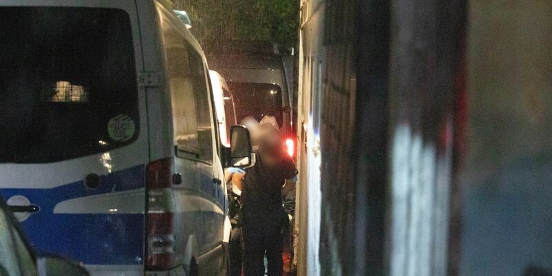 Auch eine Flüchtlingsunterkunft in Solingen wurde durchsucht - und ein Zeuge auf eine Wache gebracht. - Foto: Vincent Kempf/dpa