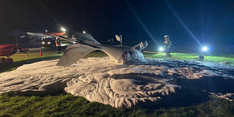 FW-LK Leer: Sturmböe erfasste Flugzeug auf dem Flugplatz Leer-Papenburg und beschädigte dieses schwer. - Foto: presseportal.de