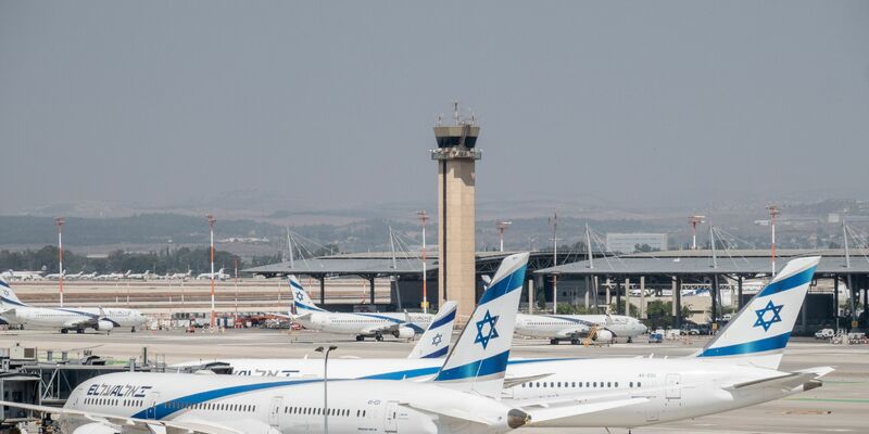 Der Flughafen Ben Gurion leitet einem Bericht zufolge Flüge wegen der Sicherheitslage um. (Archivbild) - Foto: Nir Alon/ZUMA Wire/dpa