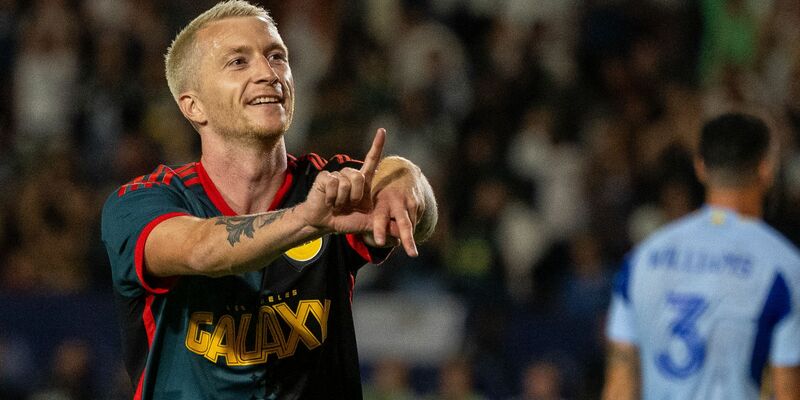 Großer Jubel mit dem Neuzugang: Marco Reus wird von seinem Teamkollegen nach dem 2:0 gefeiert.  - Foto: Maximilian Haupt/dpa