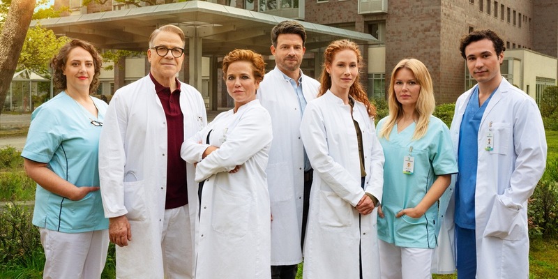 Mieke Schymura Karsten Speck Muriel Baumeister Daniel Buder Sina Valeska Jung Isabel Hinz Richard Ciuchendea Die Spreewaldklinik - Foto: SAT.1/Hardy Spitz, presseportal.de