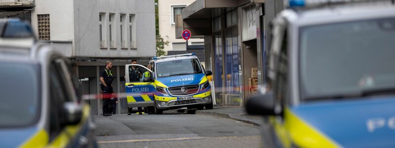 Der Tatort in der Solinger Innenstadt ist am Sonntag weiter großräumig abgesperrt. - Foto: Thomas Banneyer/dpa