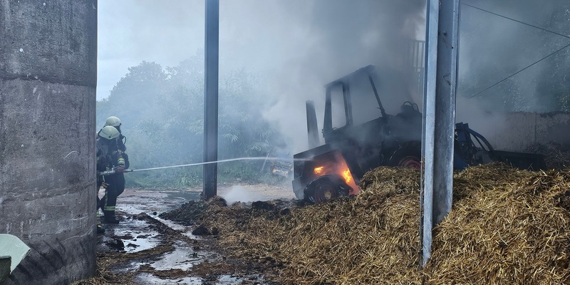 FW Burscheid: Brennender Traktor auf Pferdehof - Foto: presseportal.de