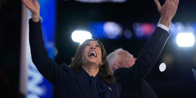 Kamala Harris freut sich über Hunderte Millionen an Spenden.  - Foto: Brynn Anderson/AP