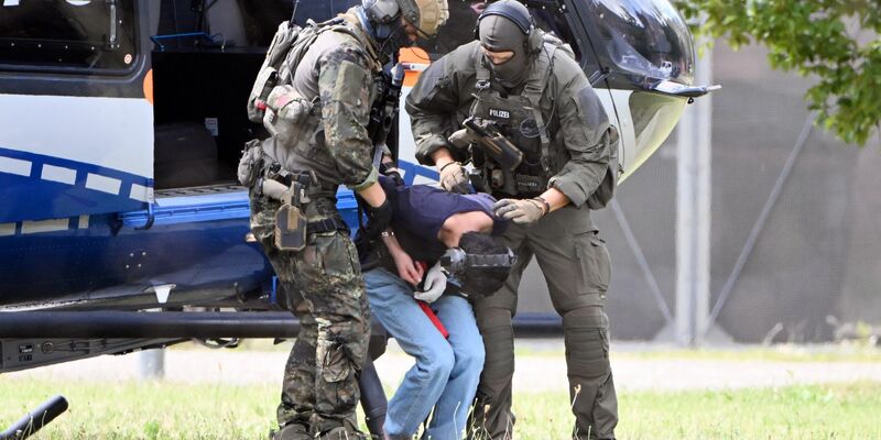 Auf dem Weg zum Haftrichter: Der Tatverdächtige von Solingen ist in Karlsruhe gelandet. - Foto: Uli Deck/dpa