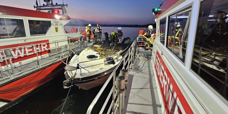 FW Konstanz: Brennendes Motorboot auf dem Bodensee - Foto: presseportal.de