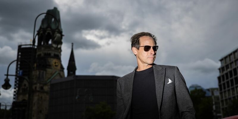 Radek Wegrzyn (l-r), Regisseur, wird bei der Verleihung des Ernst-Lubitsch-Preises 2024 im Zoo Palast mit dem Sonderpreis für seinen Dokumentarfilm «Miss Holocaust Survivor» ausgezeichnet. - Foto: Christoph Soeder/dpa