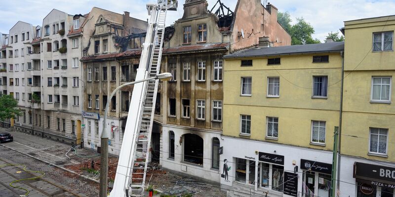 Polnische Rettungskräfte und Feuerwehrleute im Einsatz in Posen (Poznan). Beim Brand eines Wohnhauses kamen zwei Retter ums Leben. (Foto aktuell) - Foto: Jakub Kaczmarczyk/PAP/dpa