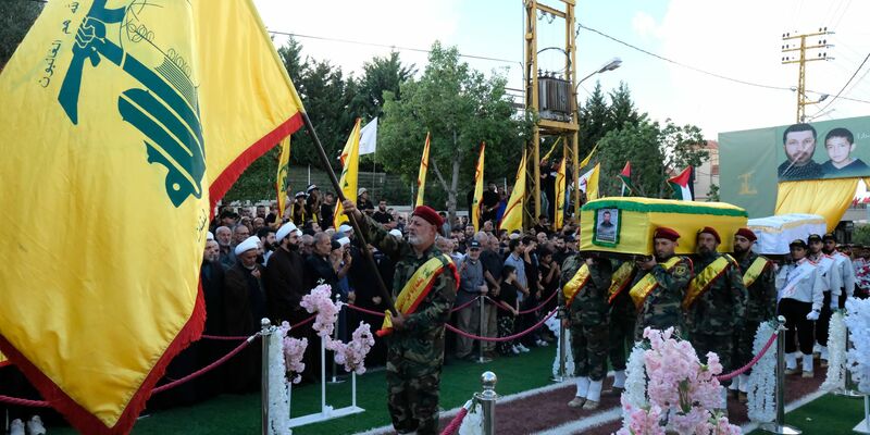 Menschen nehmen an der Beerdigung eines Hisbollah-Mitglieds teil. Die Hisbollah sieht sich für einen Krieg mit Israel gerüstet.  - Foto: David Allignon/ZUMA Press Wire/dpa