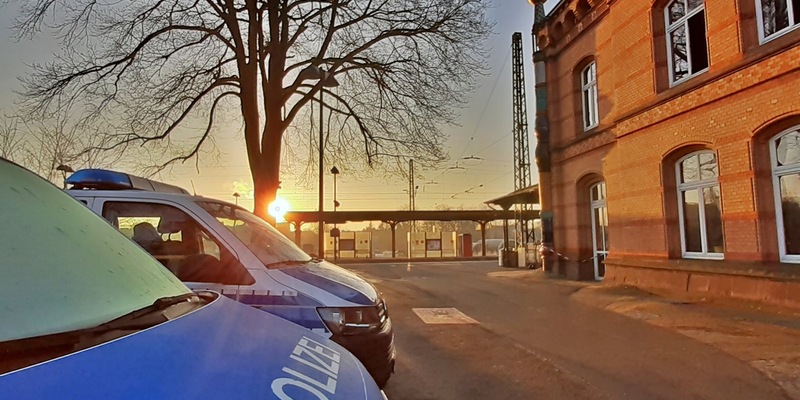 BPOL-HB: Bundespolizeiliche Maßnahmen führen zu Aufgriffen: Beamte stellen einen gewaltbereiten Mann am Bahnhof Uelzen. Ein weiterer trägt ein Messer in der Hand. - Foto: presseportal.de