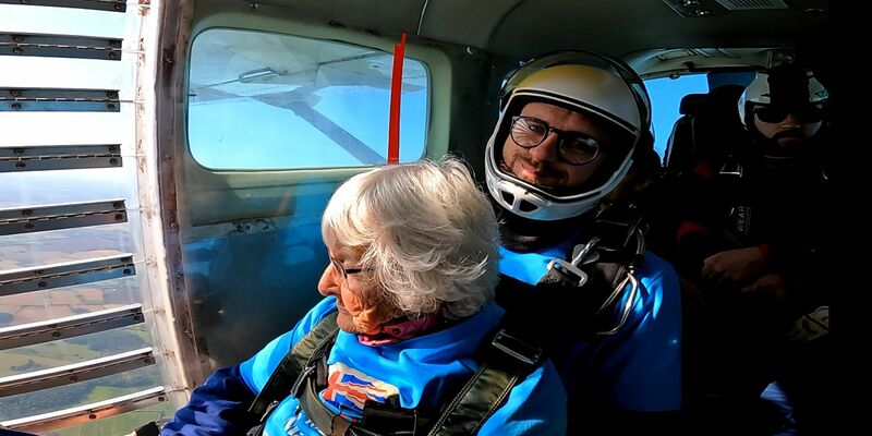 Sie ist womöglich nun die älteste Fallschirmspringerin Großbritanniens. - Foto: Uk Parachuting And Goldster/PA Wire/dpa