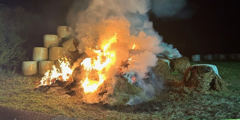 POL-PDPS: Nächtlicher Heuballenbrand - Foto: presseportal.de