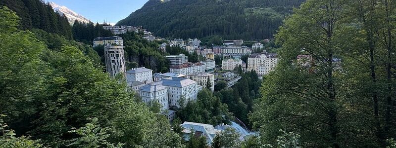 Blick auf die Ortsmitte von Bad Gastein im österreichischen Bundesland Salzburg. Im Zentrum, das an Steilhängen rund um einen Wasserfall liegt, gab es in den letzten Jahren Renovierungen und Neubauten. Der Ort, in dem einst Kaiser kurten und Prominente verkehrten, versucht an alte Glanzzeiten des 19. Jahrhunderts anzuknüpfen. - Foto: Gregor Tholl/dpa