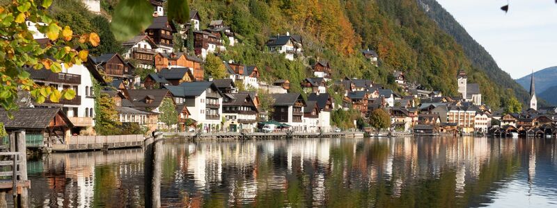 Ein Touristenmagnet: das idyllische Hallstatt am Hallstättersee. (Archivbild) - Foto: Andreas Drouve/dpa-tmn