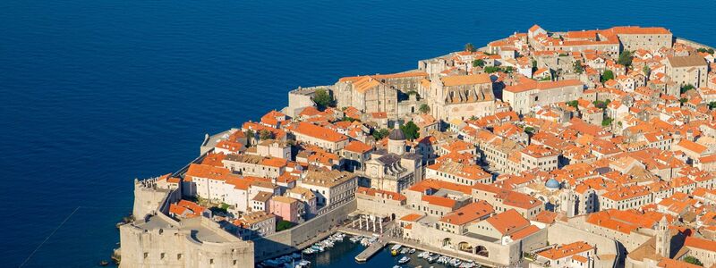 Kroatien ist nicht zuletzt wegen des malerischen Dubrovnik ein Land mit vielen Touristen. (Archivbild) - Foto: picture alliance / Stringer/EPA/dpa