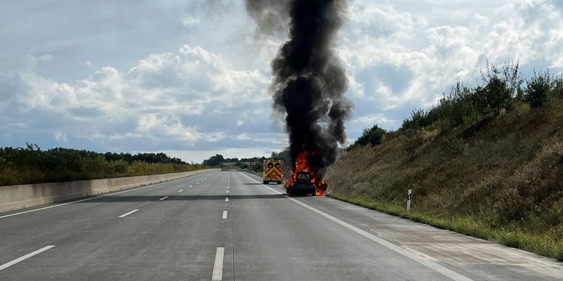 API-TH: Pkw steht in Vollbrand - Foto: presseportal.de