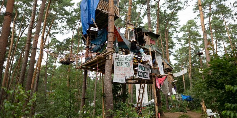 Das Protestcamp am Tesla-Werk existiert mittlerweile seit einem halben Jahr. - Foto: Sebastian Gollnow/dpa