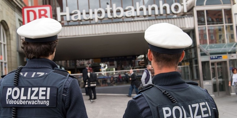 Bundespolizeidirektion München: Streit führt zur Strangulation mit Handtaschenriemen / Diebstahl mit Waffe - Foto: presseportal.de
