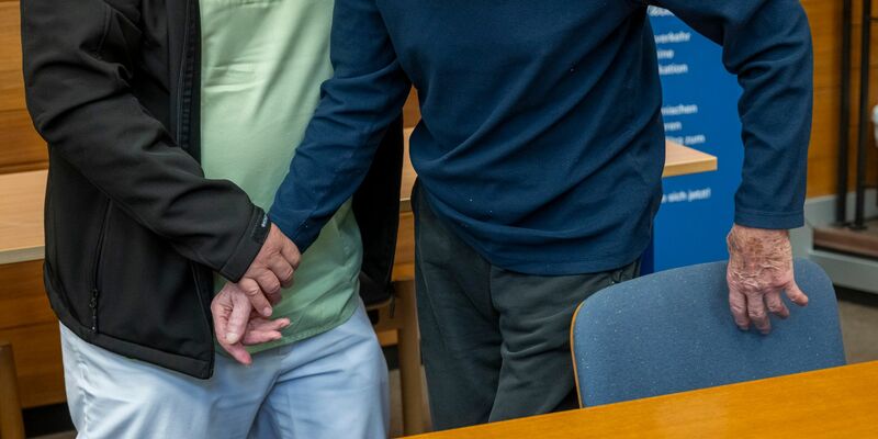 Sein Anwalt spricht mit dem Beschuldigten. - Foto: Peter Kneffel/dpa