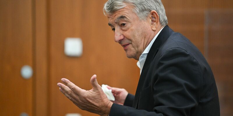 Ende eines Verhandlungsmarathons für Wolfgang Niersbach. - Foto: Arne Dedert/dpa-Pool/dpa
