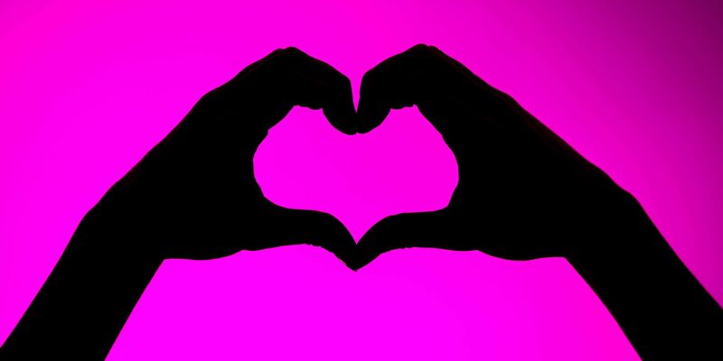 Mehr als die Hälfte der Singles würde laut einer Umfrage ein Date abbrechen, wenn politische Ansichten stark voneinander abweichen. (Foto Illustration) - Foto: Sina Schuldt/dpa