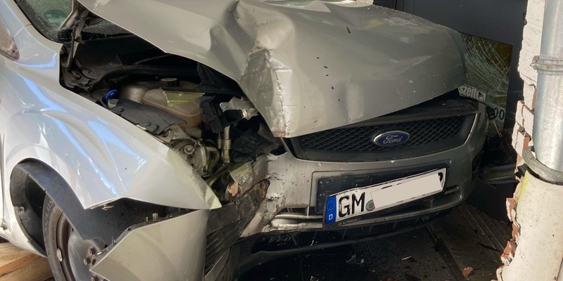 POL-GM: Auto landet im Geschäft - Foto: presseportal.de
