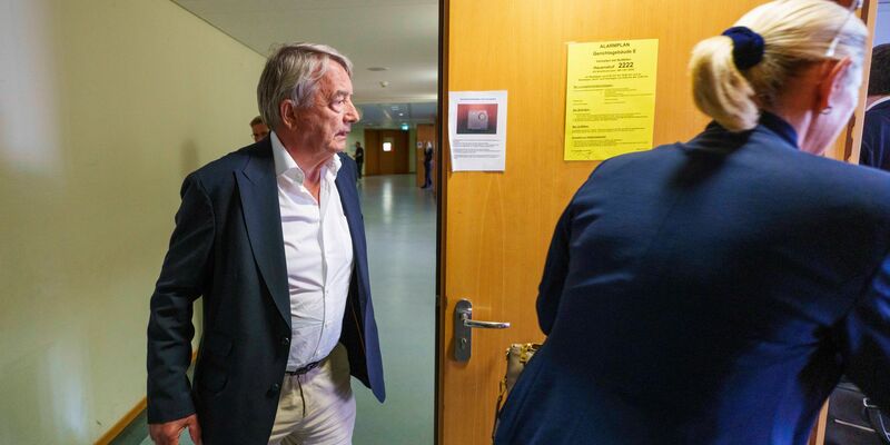 Gegen den ehemaligen DFB-Präsidenten Theo Zwanziger (vorn) wird am Landgericht Frankfurt weiter verhandelt.  - Foto: Andreas Arnold/dpa Pool/dpa