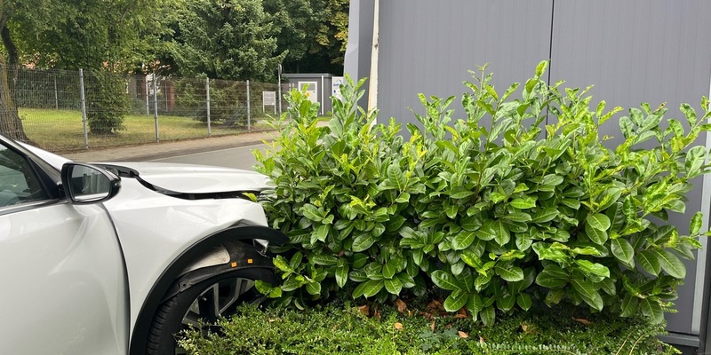 POL-COE: Dülmen, Auf dem Quellberg/ Auto prallt gegen Hausecke - Foto: presseportal.de