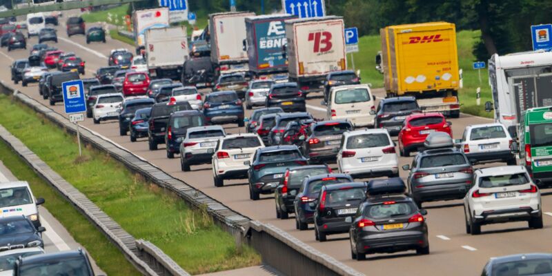 Vor allem auf den Autobahnen in Süddeutschland dürfte am Wochenende wieder viel Verkehr herrschen. (Symbolbild) - Foto: Peter Kneffel/dpa