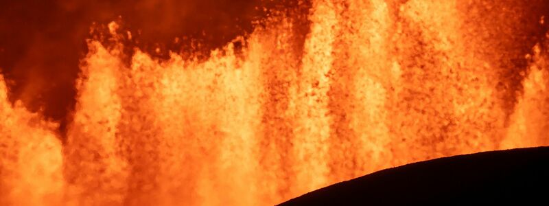 Erst vor wenigen Tagen hat im Südwesten Islands abermals ein Vulkanausbruch begonnen. - Foto: Marco di Marco/AP/dpa