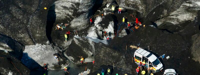 Zwei Touristen werden nach dem Einsturz der Eishöhle weiter vermisst. - Foto: Vilhelm Gunnarsson/STOD2/AP/dpa