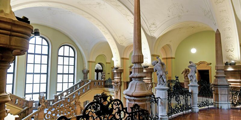 Eine Frau wirft einen Böller auf den Balkon einer Wohnung, die Explosion schleudert eine Dreijährige aus dem Bett. Jetzt steht das Urteil fest. (Symbolbild) - Foto: Holger Hollemann/dpa