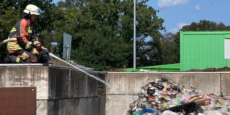 FW Norderstedt: Feuerwehr eskortiert Müllfahrzeug - Foto: presseportal.de