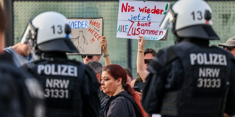 Nach dem Anschlag mit drei Toten in Solingen hat es am Montagabend in der Stadt Demonstrationen gegeben. - Foto: Christoph Reichwein/dpa