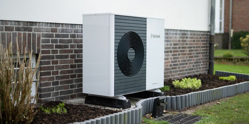 In Neubaugebieten sind Wärmepumpen häufig zu sehen. (Archivbild) - Foto: Daniel Reinhardt/dpa/dpa-tmn