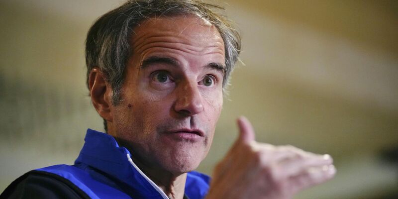 Grossi macht sich ein Bild von der Lage im frontnahen AKW. (Archivbild) - Foto: -/kyodo/dpa