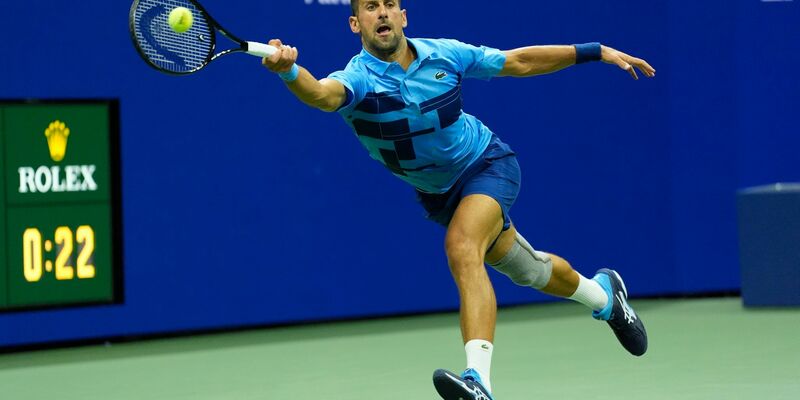 Novak Djokovic gelingt ein lockerer Auftaktsieg bei den US Open. - Foto: Matt Rourke/AP/dpa